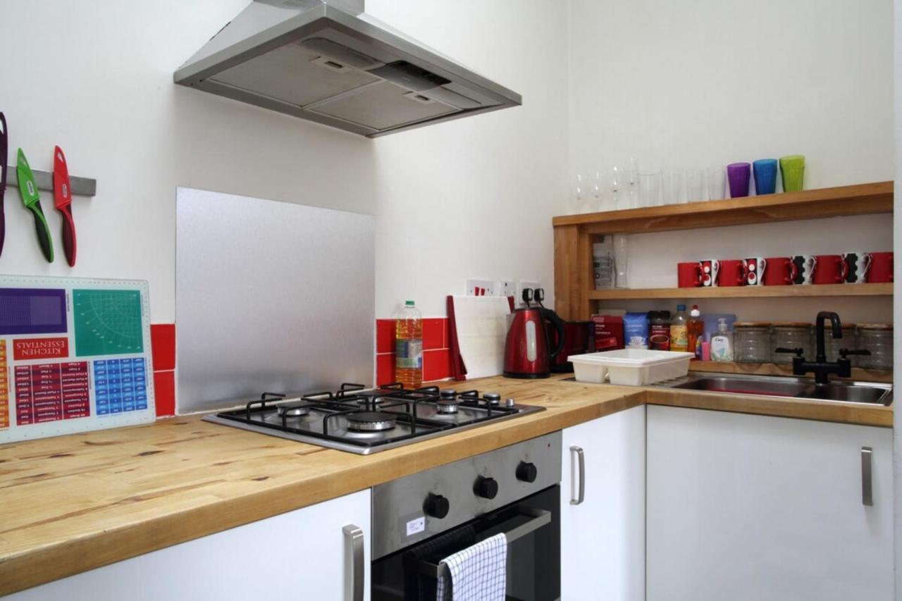 Modern And Colourful Flat By The Castle Apartment Edinburgh Exterior foto